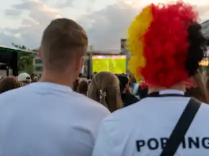 EM-Party in Oldenburg: Tausende feiern das 1:1 gegen die Schweiz beim Public Viewing auf dem Vorplatz der EWE-Arenen.