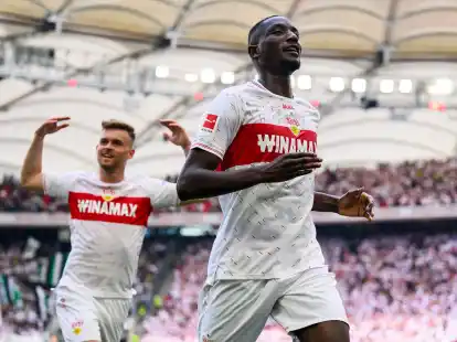 Auch dank Serhou Guirassy (r) wurde der VfB Stuttgart &uuml;berraschend Vizemeister.