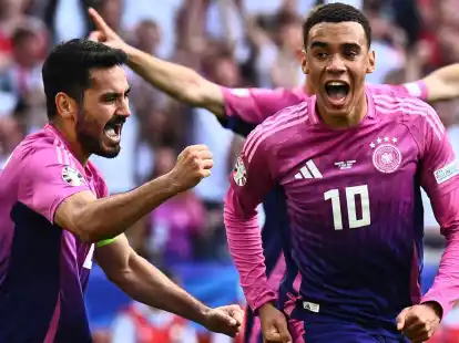 &laquo;Es ist so eine Freude, mit ihm zu spielen&raquo;, schw&auml;rmte Kapit&auml;n Ilkay G&uuml;ndogan (l) &uuml;ber Spieler-Kollegen Jamal Musiala (r).