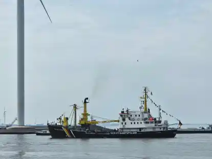 Auch der Tonnenleger &bdquo;Gustav Meyer&ldquo; vom Wasserstra&szlig;en- und Schifffahrtsamt in Emden war in Delfzijl. Er nahm auch schifffahrtspolizeiliche Aufgaben wahr.