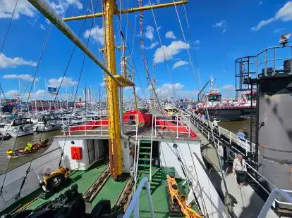 Blick von Bord des Feuerschiffs &bdquo;Amrumbank&ldquo; auf die &bdquo;DelfSail&ldquo;.