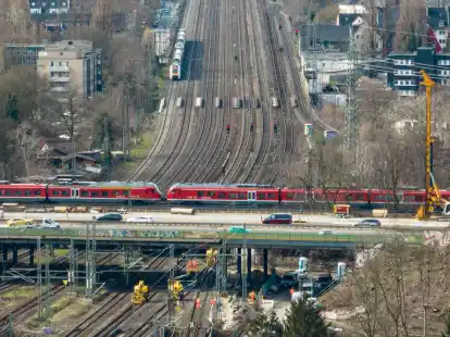 Wegen Bauarbeiten am Autobahnkreuz Kaiserberg sperrt die Bahn in den Sommerferien noch einmal knapp zwei Wochen lang den wichtigen Knotenpunkt Duisburg.