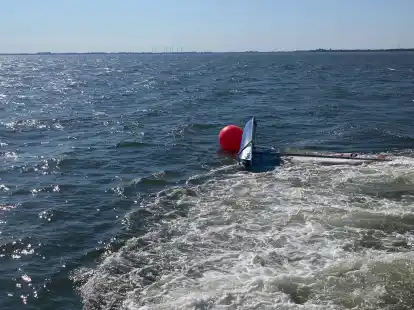 Nach der Rettung des Seglers wurde die Jolle zun&auml;chst mit einer Markierung zur&uuml;ckgelassen. Mitglieder des &ouml;rtlichen Wassersportvereins &uuml;bernahmen sp&auml;ter die Bergung.