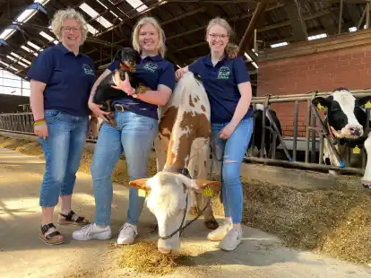 Wollen den Menschen moderne Landwirtschaft und Leben auf dem Bauernhof n&auml;herbringen: (von links) Karin, Annika und Madita L&uuml;schen-Strudthoff mit H&uuml;ndin &bdquo;Lotti&ldquo; und Kalb &bdquo;Applecrumble&ldquo;.