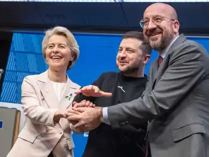 EU-Kommissionpr&auml;sidentin Ursula von der Leyen (l-r), der ukrainische Pr&auml;sident Wolodymyr Selenskyj und EU-Ratspr&auml;sident Charles Michel in Br&uuml;ssel (Februar 2023).