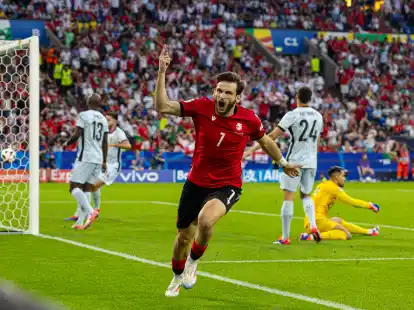 Georgiens Khvicha Kvaratskhelia feiert seinen Treffer zum 1:0 gegen Portugal.