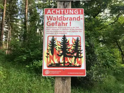 Noch bis 31. Oktober gelten besondere Regeln im Wald. Entsprechende Warnschilder wie hier im Bereich Rosenberg weisen darauf hin.