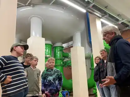 Unter einem der gro&szlig;en Trinkwasser-Beh&auml;lter im Wasserwerk Wildeshausen erkl&auml;rt (von rechts) OOWV-Anlagenkoordinator Uwe Endesfelder dem Leiter der Gew&auml;sserschutz-AG Ralf Siemer, Schul-Sozialp&auml;dagogin Birte Saland und einigen Sch&uuml;lern die Wasseraufbereitung.