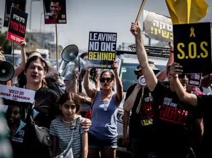 Immer wieder gehen Menschen in Tel Aviv auf die Stra&szlig;e, um f&uuml;r die Freilassung der von der Hamas im Gazastreifen festgehaltenen Geiseln zu demonstrieren.
