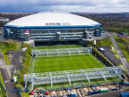 Blaupause f&uuml;r ein modernes Multifunktionsstadion: Der Rasen kann aus der Veltins-Arena herausgefahren werden.