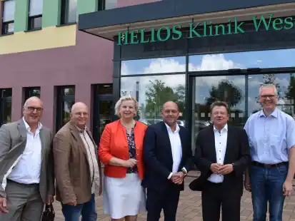 Nach der Gesprächsrunde in der Helios-Klinik in Nordenham (von links): Nordenhams Vize-Verwaltungschef Bert Freese, Betriebsratsvorsitzender Ralf Feierabend, SPD-Landtagsabgeordnete Karin Logemann, Helios-Regionalgeschäftsführer Johannes Rasche, Gesundheitsminister Dr. Andreas Philippi und CDU-Landtagsabgeordneter Björn Thümler