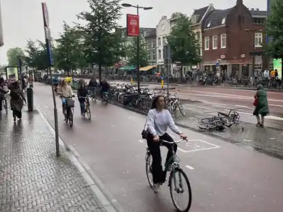 Op twee wielen naar de binnenstad - een vertrouwd gezicht in Utrecht.  Bijna niemand reist er met de auto.  Afbeelding: Christian Schwarz