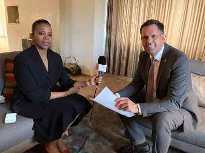 Auch in Marokko gefragt: Niedersachsens Wirtschaftsminister Olaf Lies gibt Fatim-Zahra Basrhir von der nationalen Fernseh- und Radioanstalt SNRT ein Interview