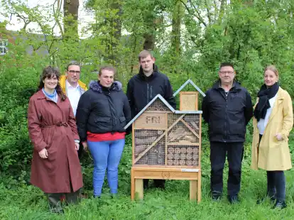 Bei der Einweihung der Nisthilfe waren mit dabei (von links): Judith Vossel (Landkreis Friesland), Landrat Sven Ambrosy, Maike Siefken (Teilnehmerin Jugendwerkstatt), Alex Otten (Teilnehmer Jugendwerkstatt), Uwe Esser (Anleiter Jugendwerkstatt) und Anika Meyer (VHS-Fachbereichsleiterin).