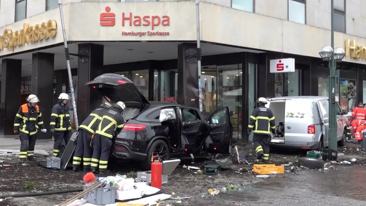 Tödlicher Unfall vor HaspaFiliale in Hamburg am Jungfernstieg Auto