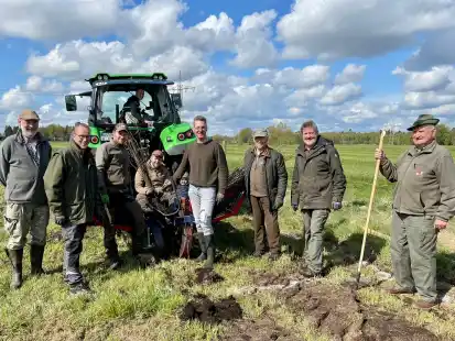 Regelm&auml;&szlig;ig wird gepflanzt: die Jagdaus&uuml;bungsberechtigten des gemeinschaftlichen Jagdbezirkes Delfshausen.