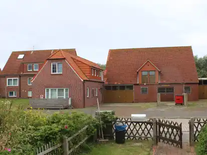 Der ehemalige Fuhrbetrieb im Ist-Zustand: links der Altbau der Familie Munier, mittig der neue Trakt und rechts die alten Stallungen.