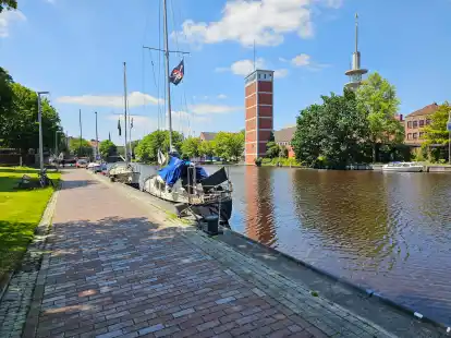 Die Stadt Emden sieht &ndash; wie hier beispielsweise am Roten Siel &ndash; keine Handhabe bei alten Booten, solange keine Gefahr von ihnen ausgeht.