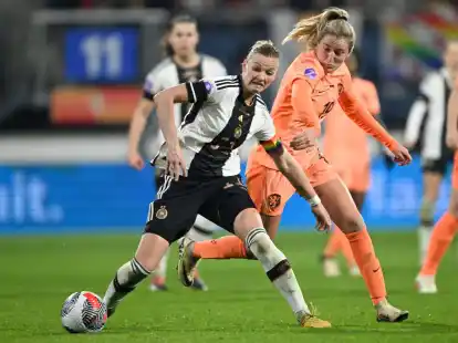 Alexandra Popp (l) f&uuml;hrt die Fu&szlig;ballerinnen bei Olympia an.