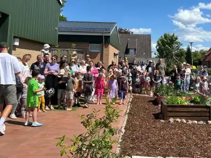 Kita Regenbogen in Rodenkirchen: Kinder eröffnen Kindergarten-Garten