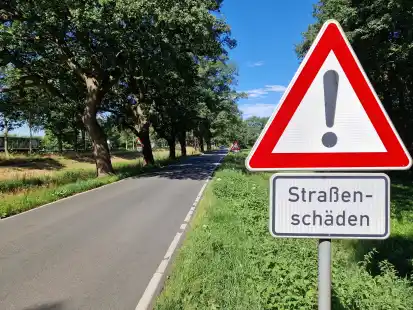 Die Sedelsberger Stra&szlig;e von Friesoythe Richtung C-Port ist in einem schlechten Zustand. Durch den moorigen Untergrund ist die Stra&szlig;e eine der gr&ouml;&szlig;ten Huckelpisten der Stadt. Im Hintergrund sieht man die parallel verlaufenen B72.