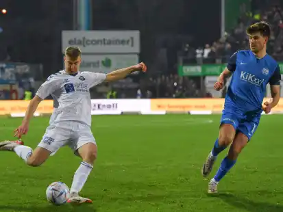 Bald auch in Oldenburg: Im Februar spielten der VfB Oldenburg um Leon Deichmann (links) beim SV Meppen (rechts Christopher Schepp) unter Flutlicht.