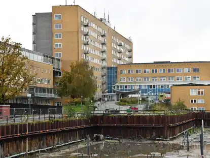 Das Klinikum Wilhelmshaven mit der Baugrube für den derzeit ruhenden Neubau.