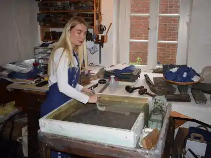 Sabrina Schuhmacher beim Aufpinseln des sogenannten Papps, der dann mit dem Druckstock auf den Stoff übertragen wird.