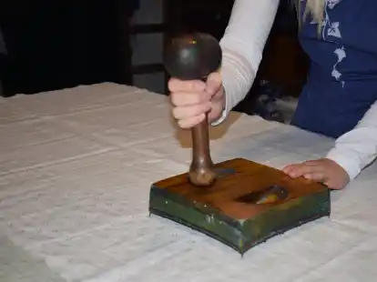 Sanfter Druck mit einem Werkzeug, das nur wie ein Hammer aussieht, aber ein Stock mit Gewicht ist.