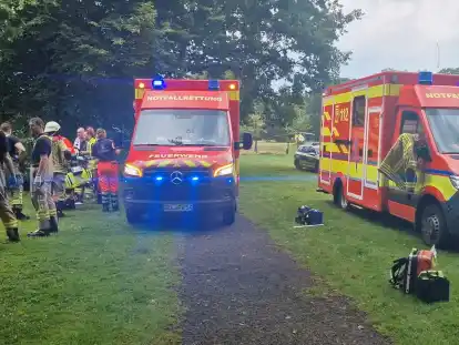 Zwei junge Menschen wurden am Sonntag bei einem Blitzeinschlag so schwer verletzt, dass sie wiederbelebt werden mussten.