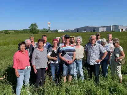 Bald alles bebaut? Anwohner aus dem angrenzenden Wohngebiet stehen in den geplanten Erweiterungsfl&auml;chen der erst vor wenigen Jahren erweiterten Gewerbegebietes Branterei mit dem markanten Werbepylon am Zubringer zur B210.