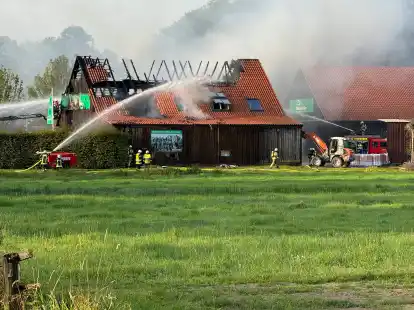 Die Feuerwehr ist am Mittwochmorgen bei einem Vollbrand in einer Zimmerei im Elsflether Ortsteil Bardenfleth im Einsatz.