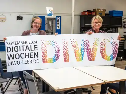 Es kann  losgehen mit den Digitalen Wochen in Leer: Ute Bley (l.) und Andrea Sope präsentieren den bunten Banner, hergestellt im Maker Space des Digital Hub in Leer.