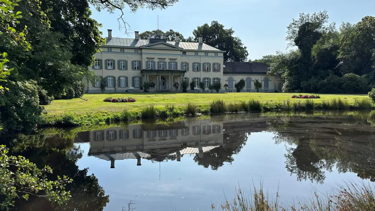 Adelshochzeit in Rastede: Blumenbeete mit Hortensien vor dem Schloss ...