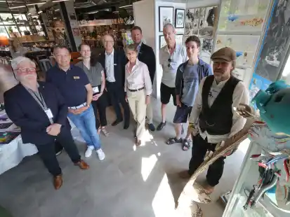 Mit Organisator Norbert Egdorf (links) präsentieren Macher und Sponsoren das 7. Festival der Illustration in Oldenburg.