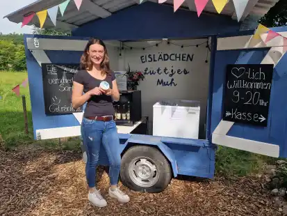 Kühle Erfrischung: Im „Eislädchen Lüttjes Muh“ verkauft Stefanie Oetjen Eis, das auf einem Hof in Friedeburg hergestellt wird.