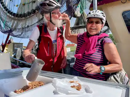 Von der Hand in den Mund: Renate und Robbie Schwan genie&szlig;en fangfrischen Granat in Hooksiel