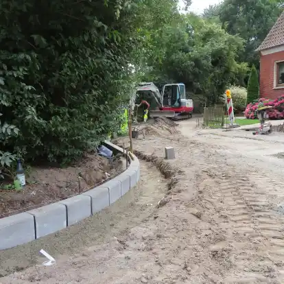 Zurzeit wird auf der s&uuml;dlichen Seite der Jahnstra&szlig;e die Bord- und Rinnenanlage hergestellt. Auch deshalb kann man derzeit nicht direkt von der Petkumer Stra&szlig;e hierher gelangen.