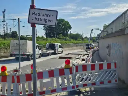 Radfahrer m&uuml;ssen absteigen, Autofahrer umdrehen: Die Trogstrecke in Emden wird seit Jahren saniert. Aktuell geht es aber offenbar nachhaltig voran.