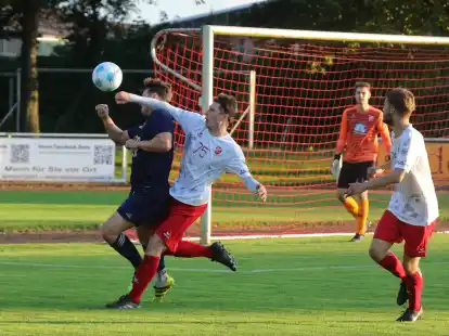 Verbissen is about Sache. SVE Wiefelstede (white) against SV Ofenerdiek (blue) / Photo: Piet Meyer