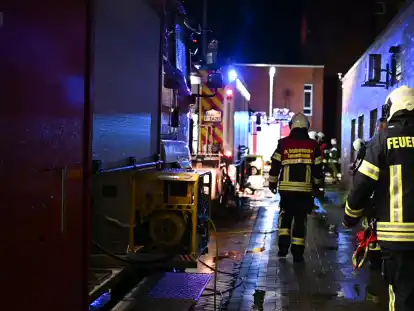 Einsatzkr&auml;fte der Feuerwehr versuchen, den Keller der Ubbo-Emius-Klinik auszupumpen, um eine Evakuierung zu verhindern. Heftige Starkregenf&auml;lle haben auch in Ostfriesland zu Hunderten Feuerwehreins&auml;tzen gef&uuml;hrt.