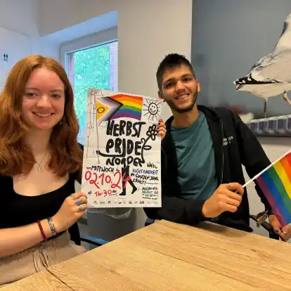 Die Norder Jugendb&uuml;rgermeisterin Merle Gatena und das Jugendparlamentsmitglied Nico Kemena organisieren den ersten &bdquo;Herbst Pride&ldquo; in Norden. Eine Demo f&uuml;r die Rechte queerer Menschen.