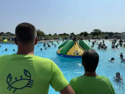 The Rettungsschimmer has the Blick on the Becken directed and care for the safety of the bathers. The getting up in the prallen ensures that the forces start a little and reach the end of the days, because they are schafft by the Arbeitstag.