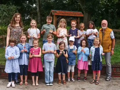 Anna Luers (links) und Gerhard Brunken (rechts), Präsident des Oldenburger Sängerbundes, sind motiviert, Kindern beim neuen Kinderchor „Zuckerwatte“ für das Singen zu begeistern.