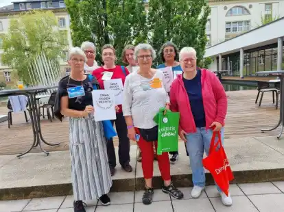 Roswita Mandel (rechts) engagiert sich in Ostfriesland und Friesland bei den &bdquo;Omas gegen Rechts&ldquo;.
