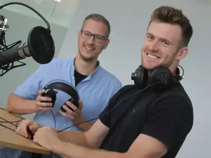 Zu Gast in der Nordwestkurve: VfB-Torwart Jhonny Peitzmeier (rechts) sprach mit Podcast-Gastgeber Lars Blancke