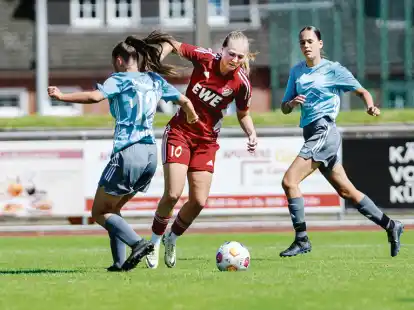 Die Auricher B-Juniorinnen (am Ball Teresa Frizberg, hier im Spiel gegen die weibliche B-Jugend von GVO Oldenburg) spielen gegen Mädchen und gegen Jungen.