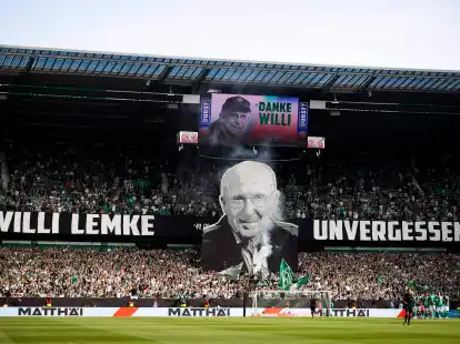 Choreography for the versatile Werder Lgende Willi Lemke. Photo: Imago