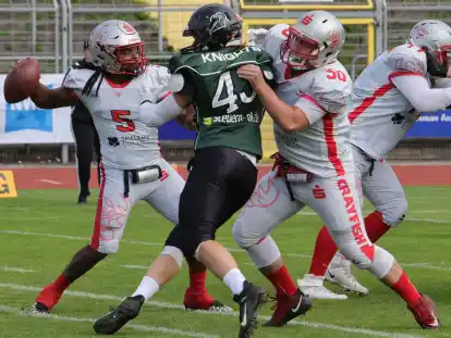 Die Oldenburg Knights (gr&uuml;nes Trikot) schafften es nicht, Crayfish-Quarterback Tionne Harris effektiv zu st&ouml;ren.