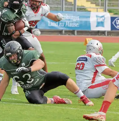 Wie so oft standen oder lagen sich die Knights (gr&uuml;nes Trikot) auch gegen Cottbus nicht nur sprichw&ouml;rtlich selbst im Weg.